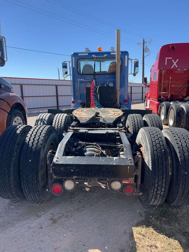 Image of Peterbilt 384 equipment image 4