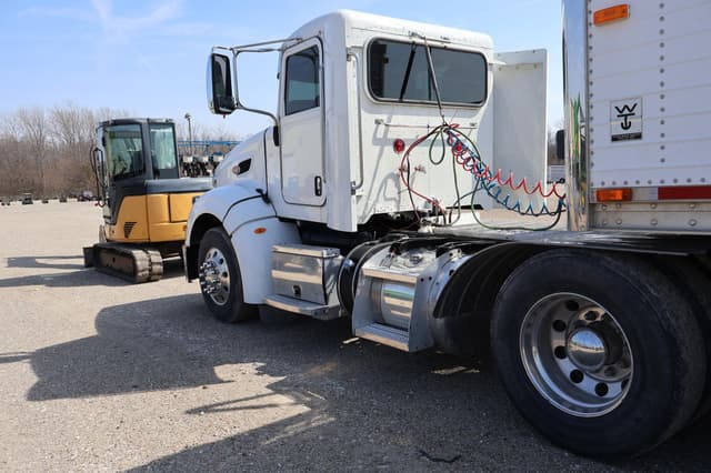 Image of Peterbilt 386 equipment image 1