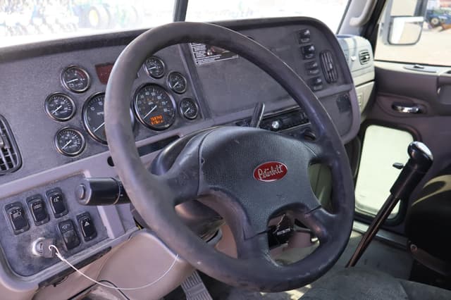 Image of Peterbilt 386 equipment image 2