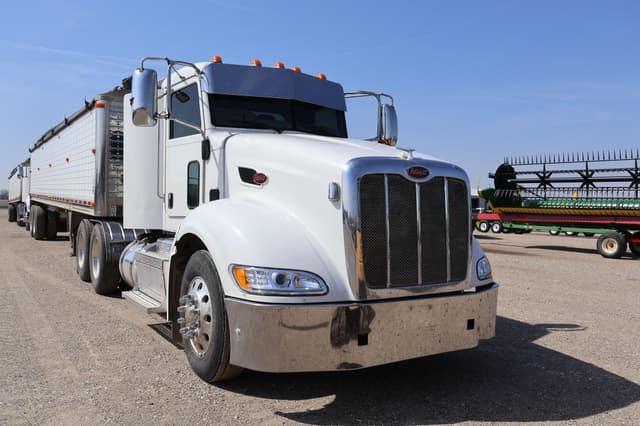Image of Peterbilt 386 equipment image 4