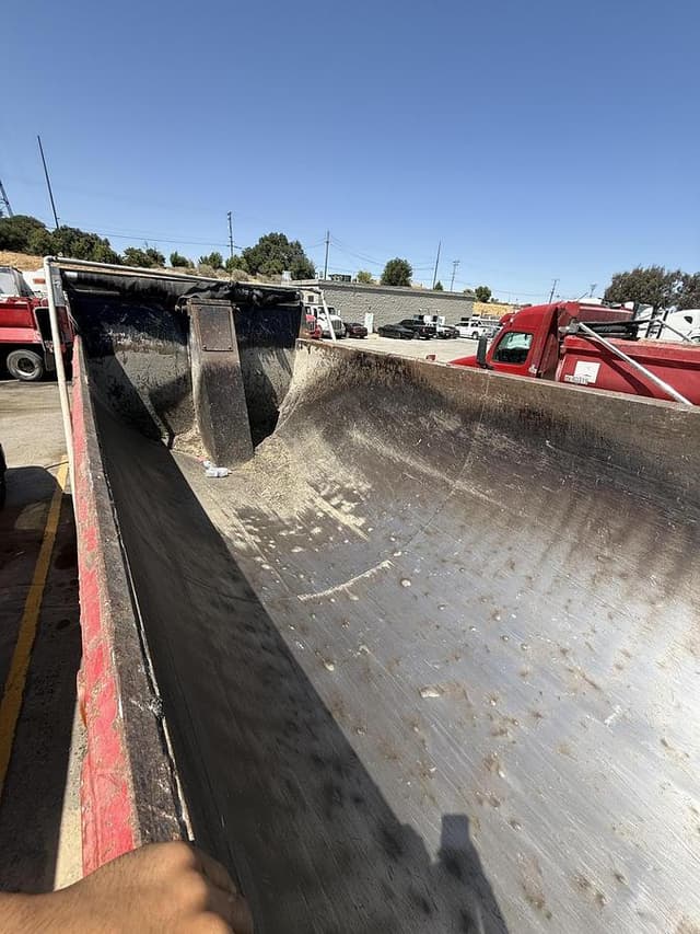 Image of Peterbilt 386 equipment image 4