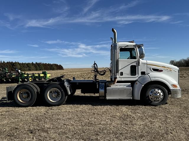 Image of Peterbilt 386 equipment image 3