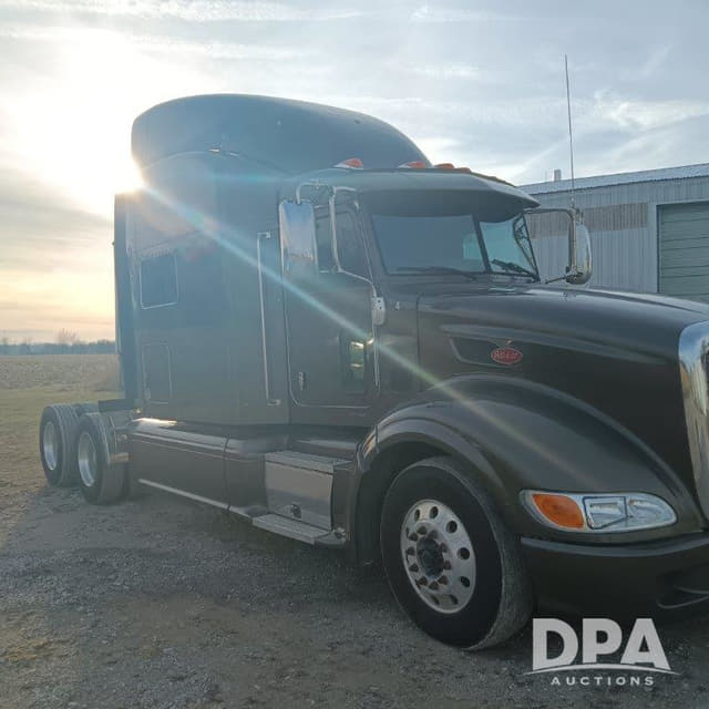 Image of Peterbilt 386 equipment image 2