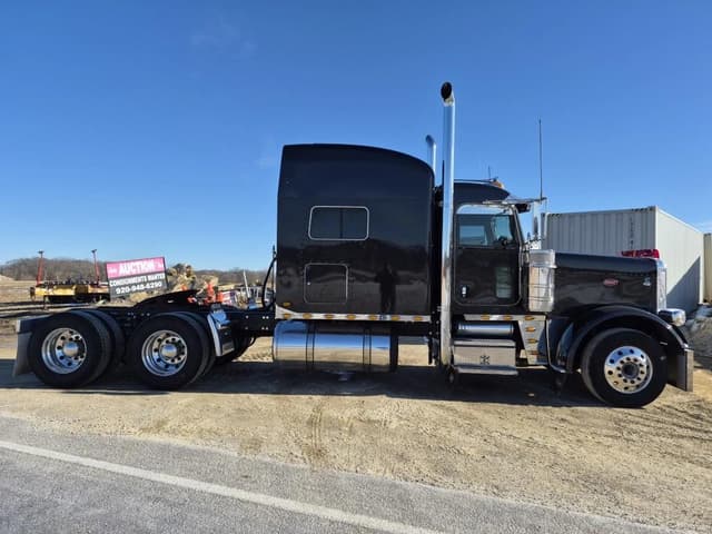 Image of Peterbilt 388 equipment image 4