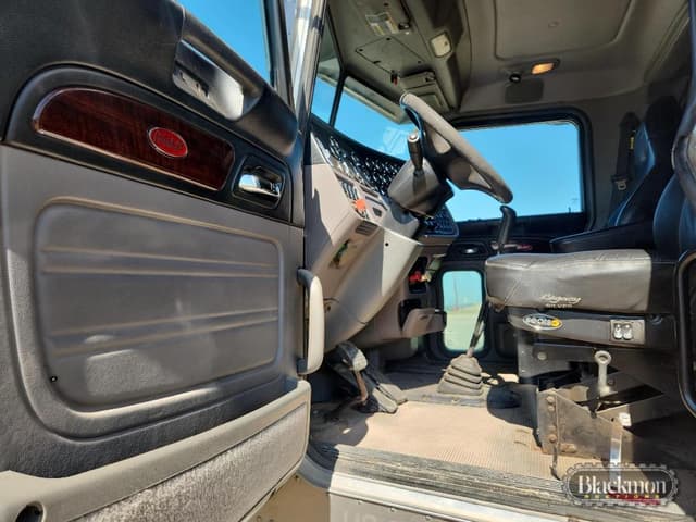 Image of Peterbilt 388 equipment image 3