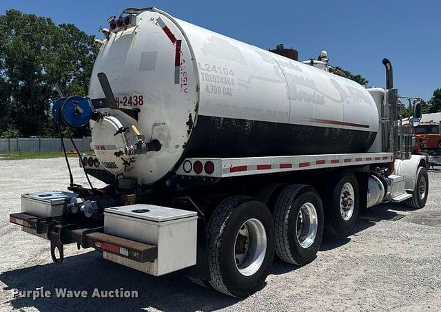 Image of Peterbilt 388 equipment image 4