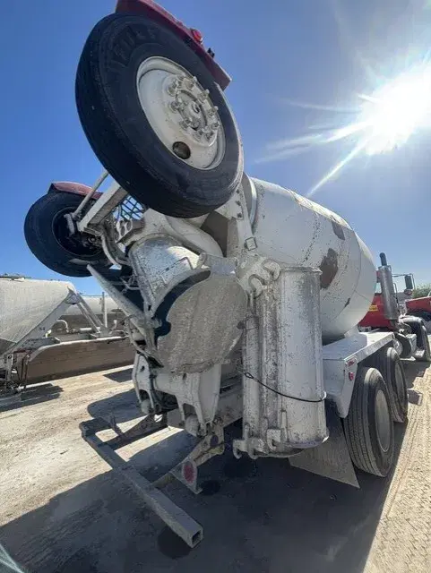 Image of Peterbilt 389 equipment image 4