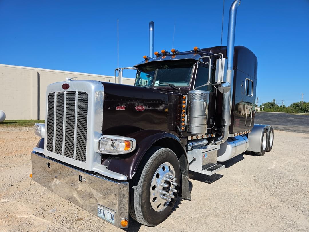 Image of Peterbilt 389 Primary image