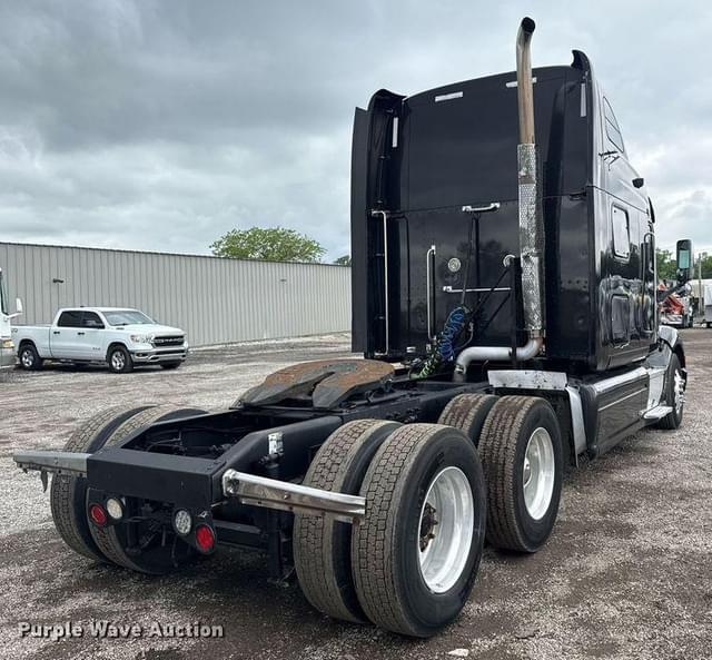 Image of Peterbilt 587 equipment image 4