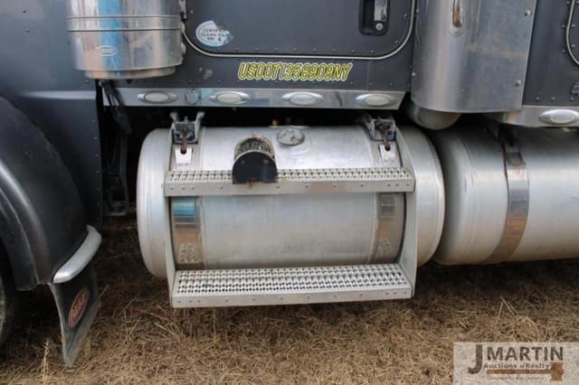 Image of Peterbilt 388 equipment image 4