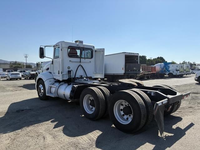 Image of Peterbilt 384 equipment image 4