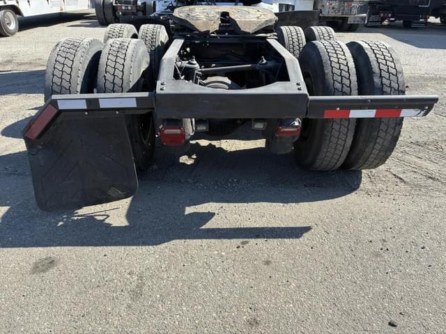 Image of Peterbilt 384 equipment image 3