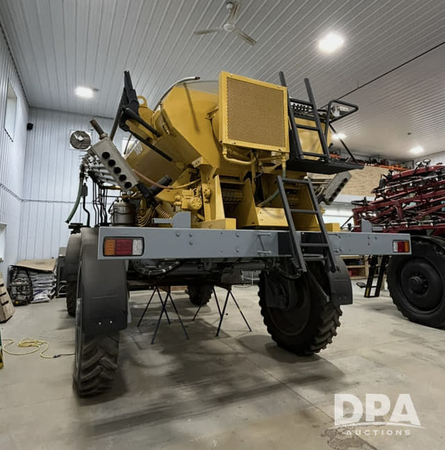 Image of RoGator RG1300 equipment image 2