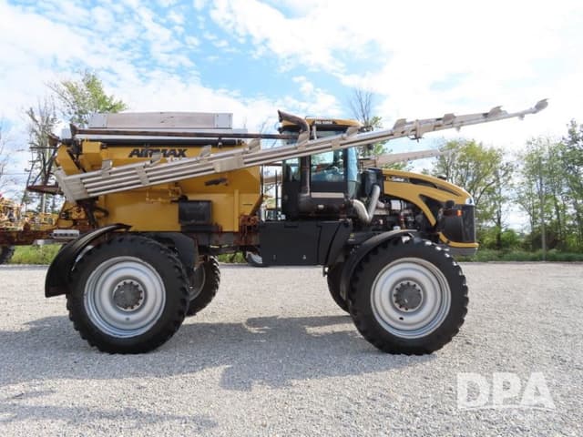 Image of RoGator RG1300 equipment image 2
