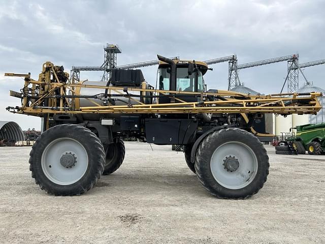 Image of RoGator RG1100 equipment image 3