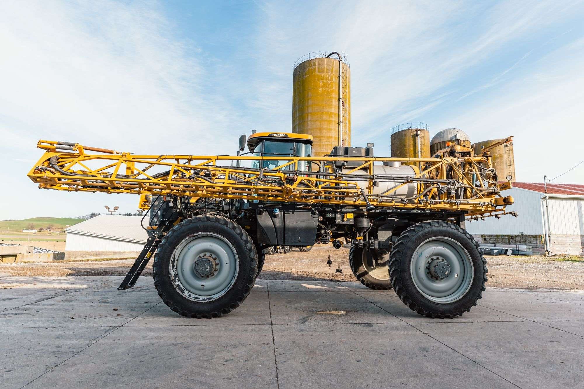 2013 RoGator RG1100 Equipment Image0
