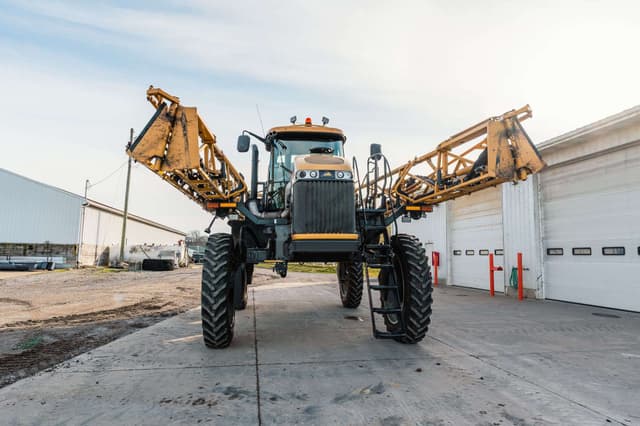 Image of RoGator RG1100 equipment image 4