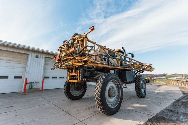 Image of RoGator RG1100 equipment image 3
