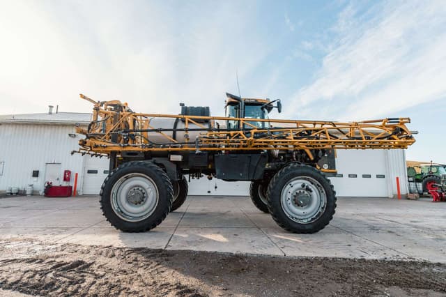 Image of RoGator RG1100 equipment image 1