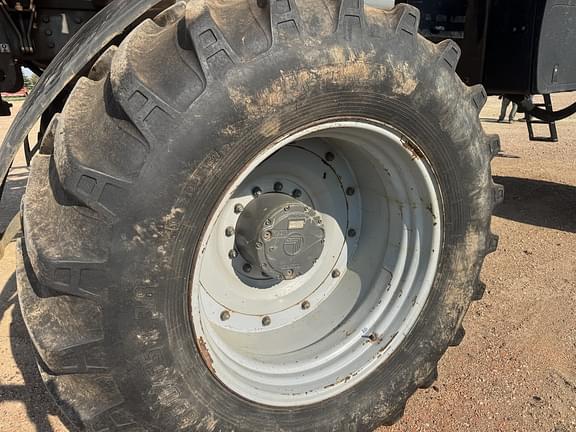 Image of RoGator RG1300 equipment image 4