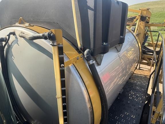 Image of RoGator RG1300 equipment image 1