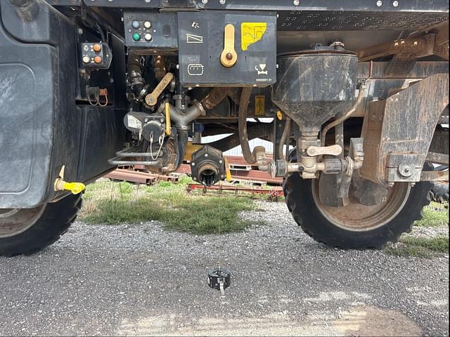 Image of RoGator RG1300B equipment image 3