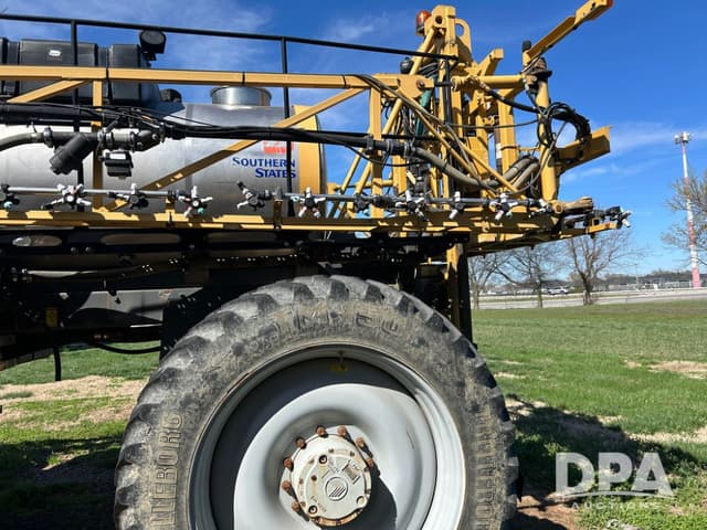 Image of RoGator RG900 equipment image 4