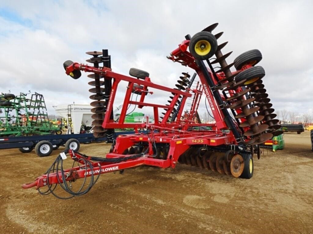2013 Sunflower 1435 Equipment Image0
