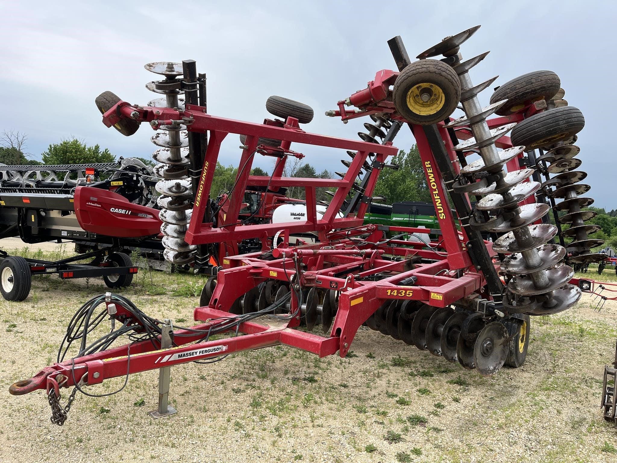 2013 Sunflower 1435 Equipment Image0