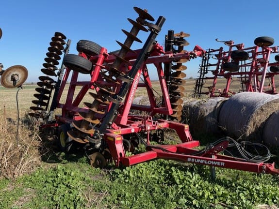 2013 Sunflower 1435 Equipment Image0