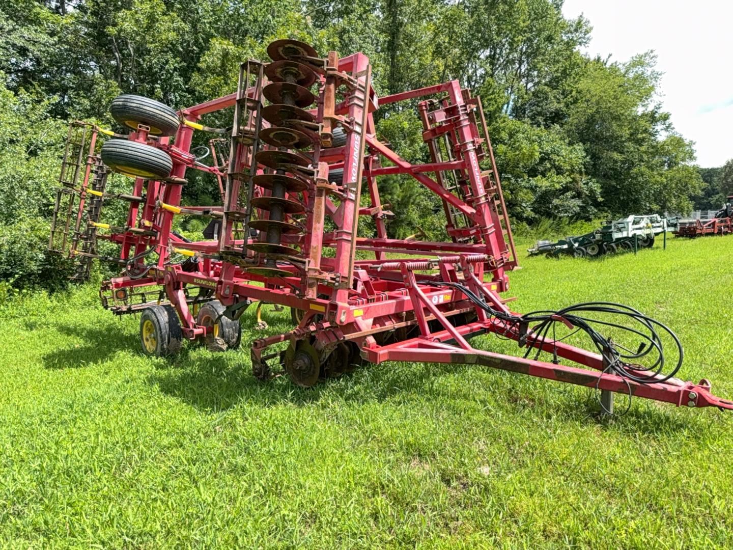 2013 Sunflower 6333 Equipment Image0