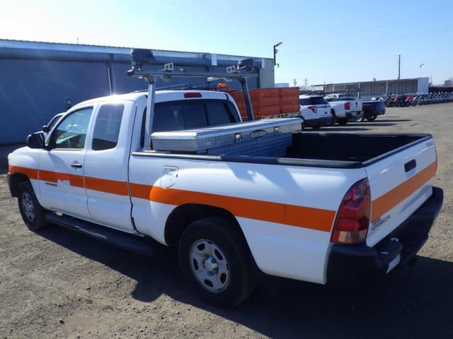 Image of Toyota Tacoma equipment image 3