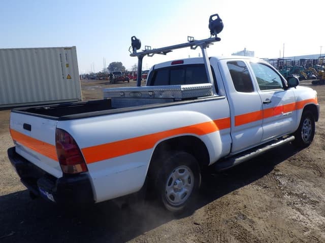 Image of Toyota Tacoma equipment image 2