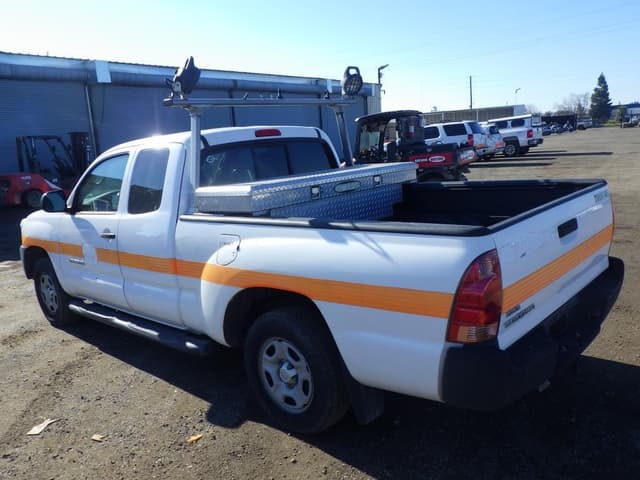 Image of Toyota Tacoma equipment image 3