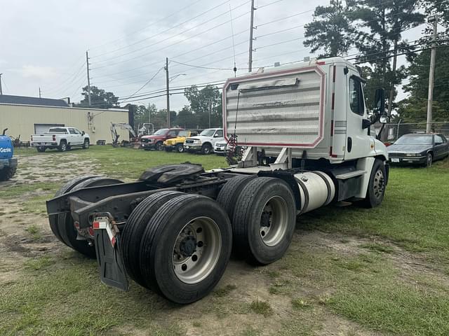 Image of Freightliner Cascadia equipment image 2