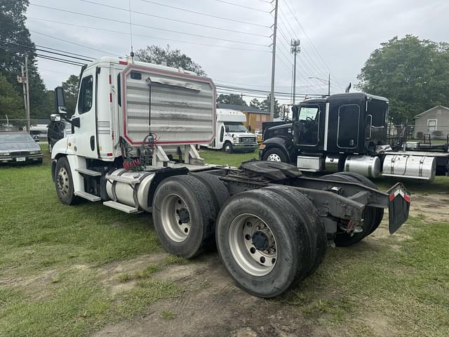 Image of Freightliner Cascadia equipment image 3