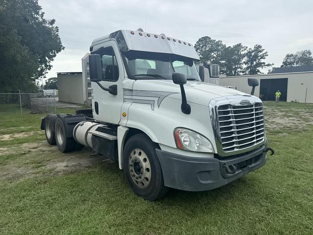 Image of Freightliner Cascadia equipment image 1