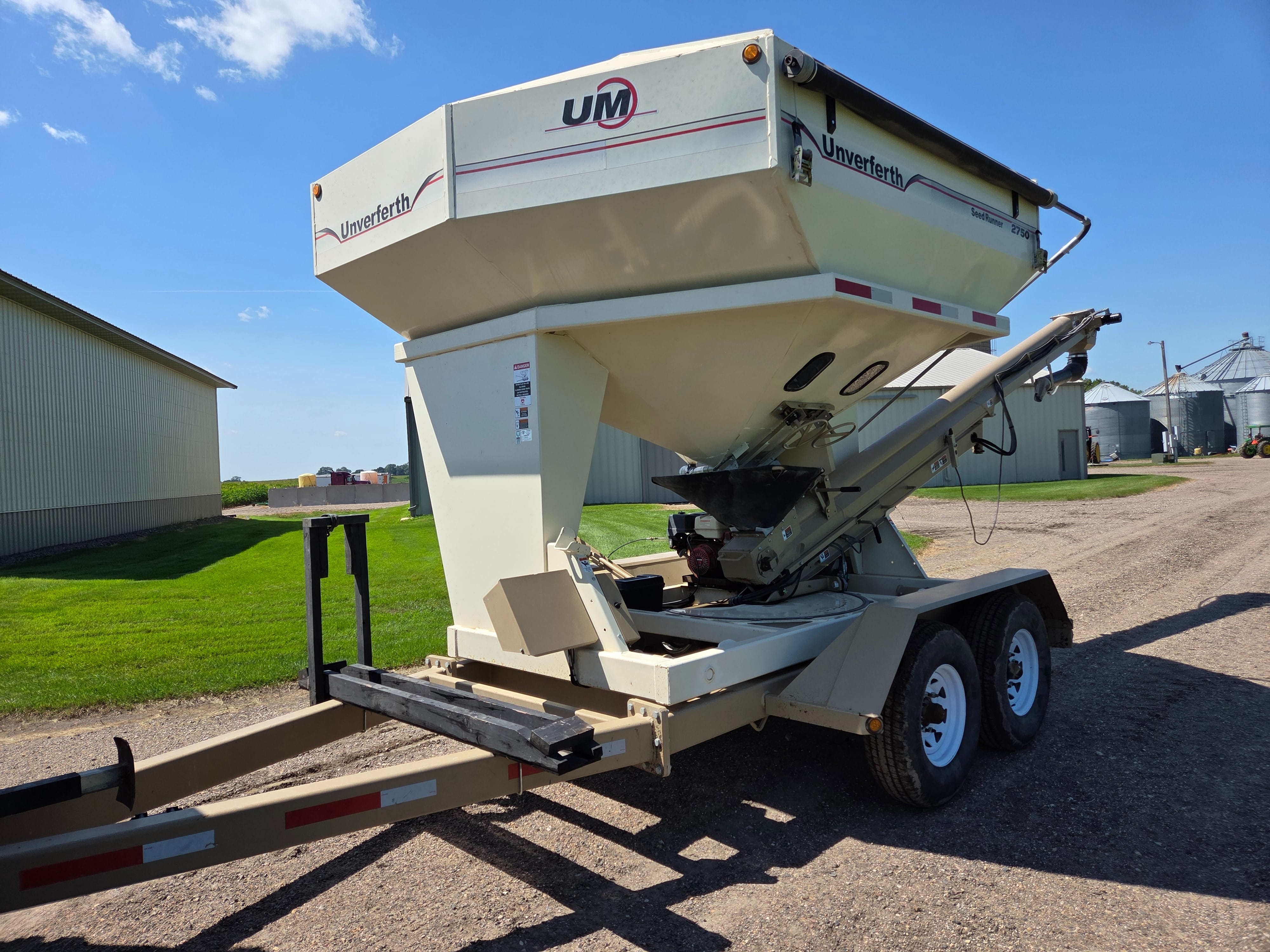 2013 Unverferth Seed Runner 2750 Equipment Image0