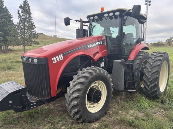 2013 Versatile 310 Equipment Image0