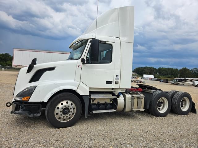 Image of Volvo VNL equipment image 3