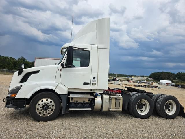 Image of Volvo VNL equipment image 4