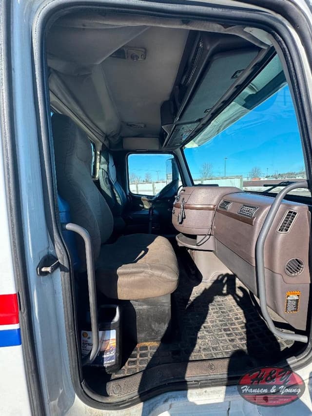 Image of Volvo VNL equipment image 4