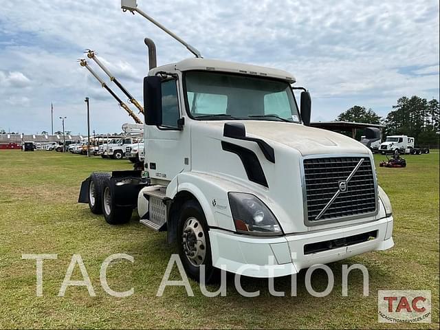 Image of Volvo VNL64T300 equipment image 4