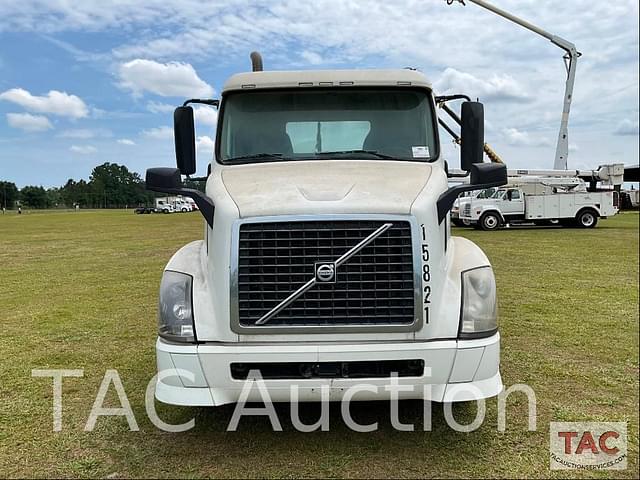 Image of Volvo VNL64T300 equipment image 3