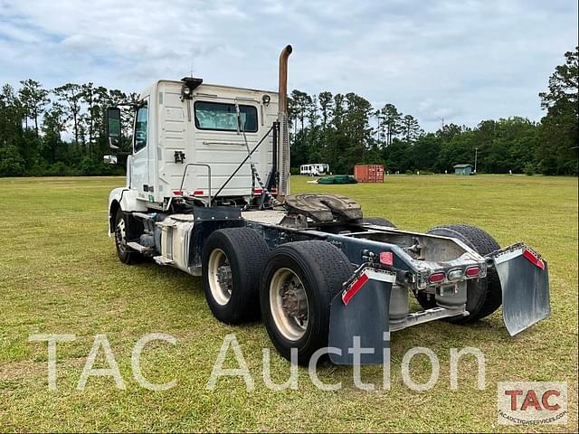 Image of Volvo VNL64T300 equipment image 2