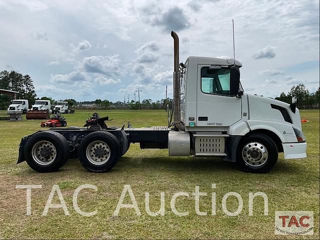 Image of Volvo VNL64T300 equipment image 3