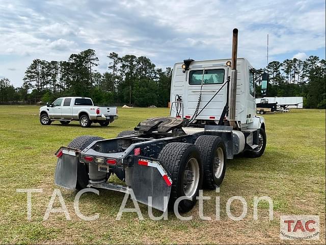 Image of Volvo VNL64T300 equipment image 4