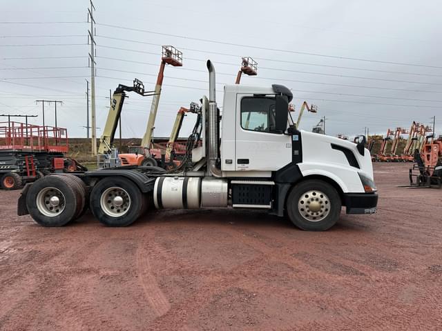 Image of Volvo VNL64T300 equipment image 4