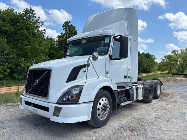 Image of Volvo VNL64T300 equipment image 1