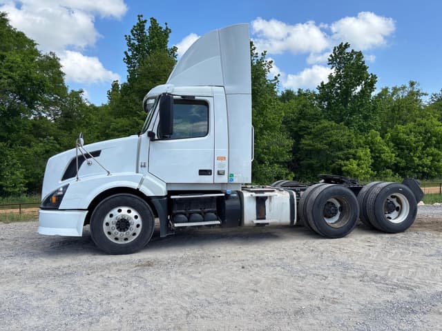 Image of Volvo VNL64T300 equipment image 4
